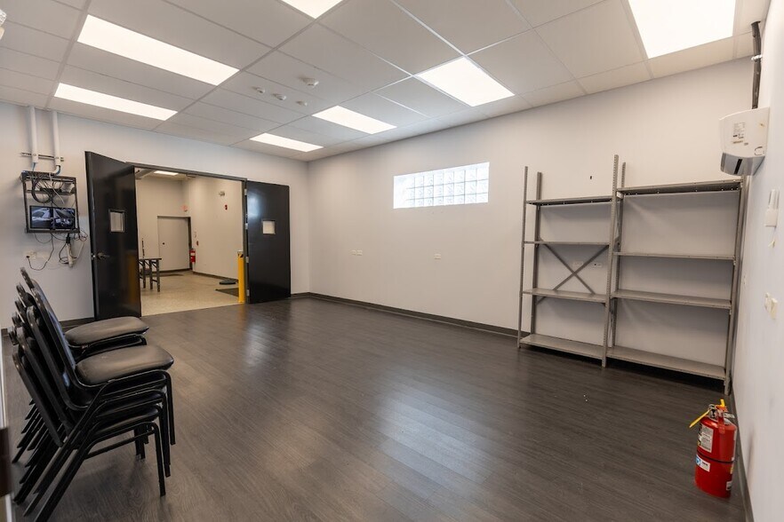 More Photos Of 9300 W Ogden Ave, Brookfield Office For Lease