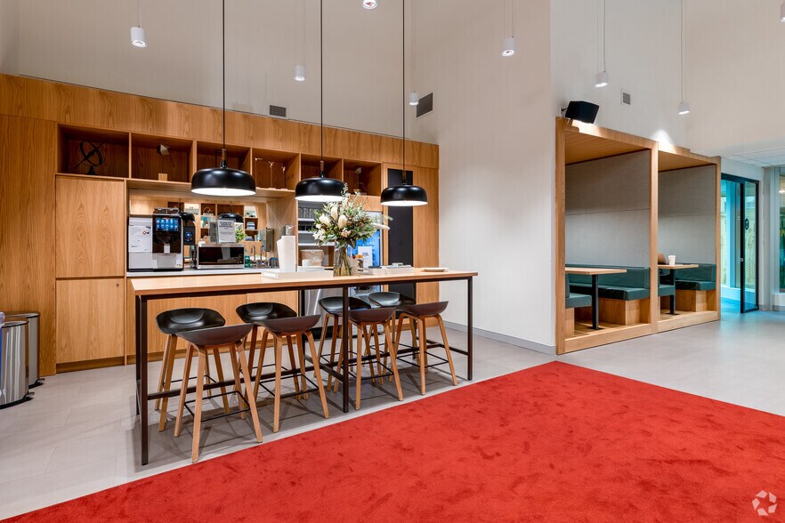 More Photos Of 200 Bay St, Toronto Coworking Space