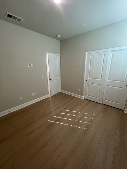 More Photos Of 3005 Cochran St, Simi Valley Specialty For Lease