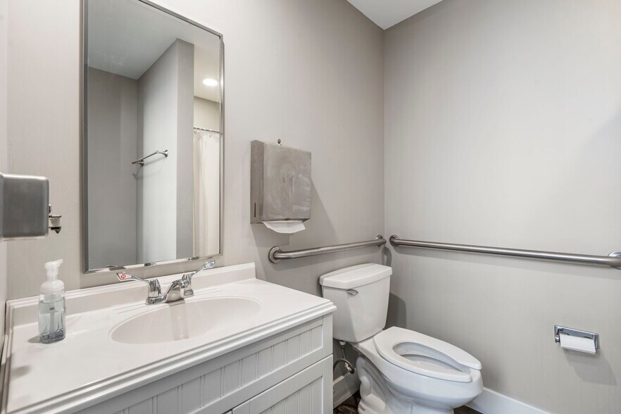 More Photos Of 429-431 N Boonville Ave, Springfield General Retail For Lease