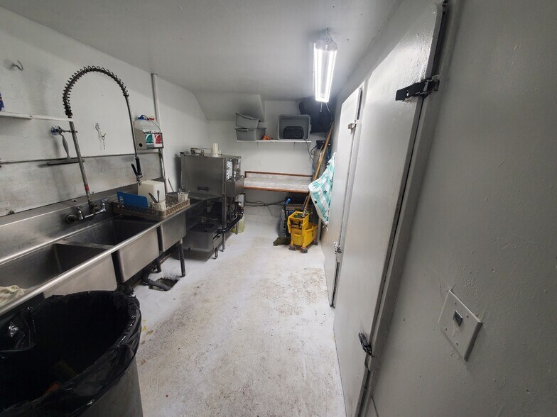 More Photos Of 295 S Broadway, Coos Bay Restaurant For Sale