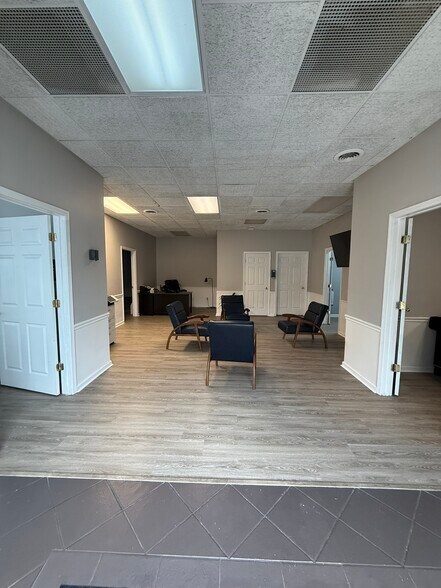 More Photos Of 114 S Maple St, Winchester Office For Lease