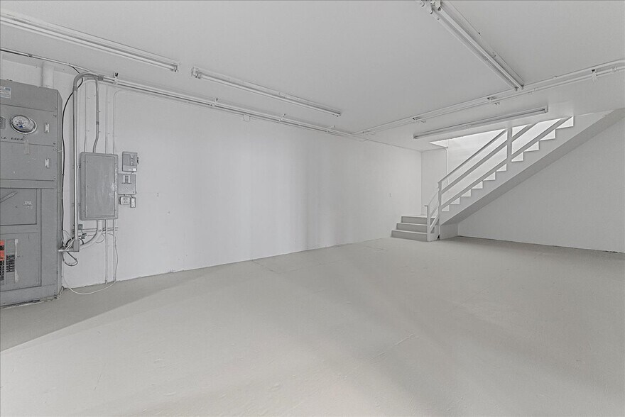 More Photos Of 176 N La Brea Ave, Los Angeles Storefront Retail Office For Sale