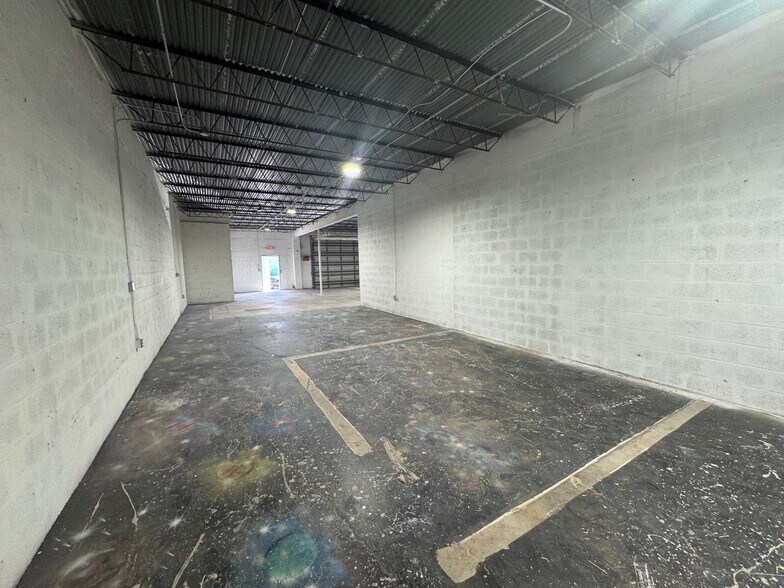 More Photos Of 519-533 NE 34th St, Oakland Park Warehouse For Lease