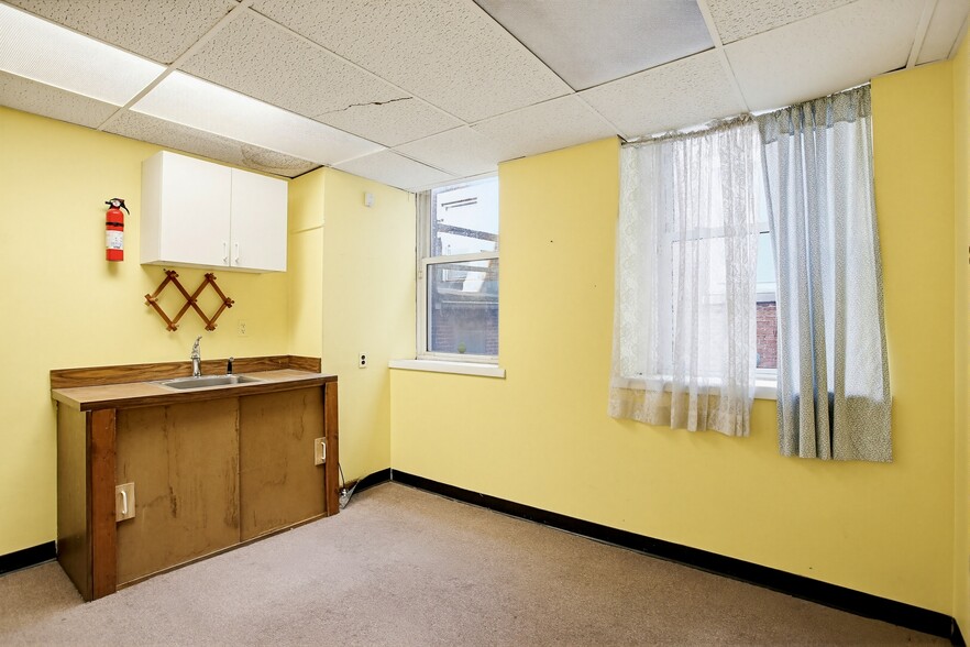 More Photos Of 14 W Saratoga St, Baltimore Office For Sale