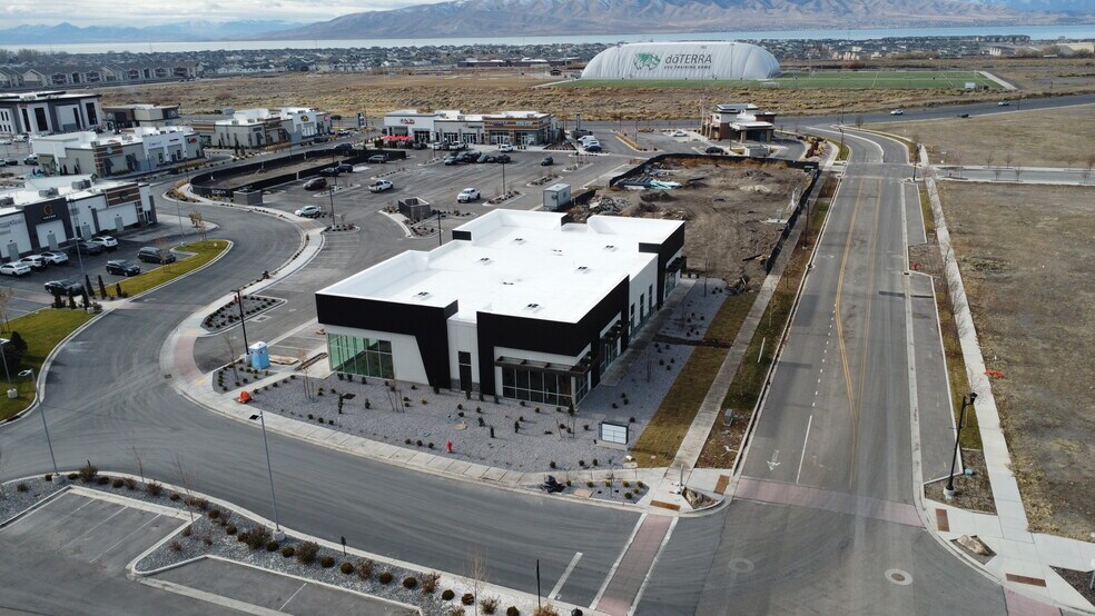 More Photos Of 634 N Mill Road, Vineyard Storefront Retail Office For Lease