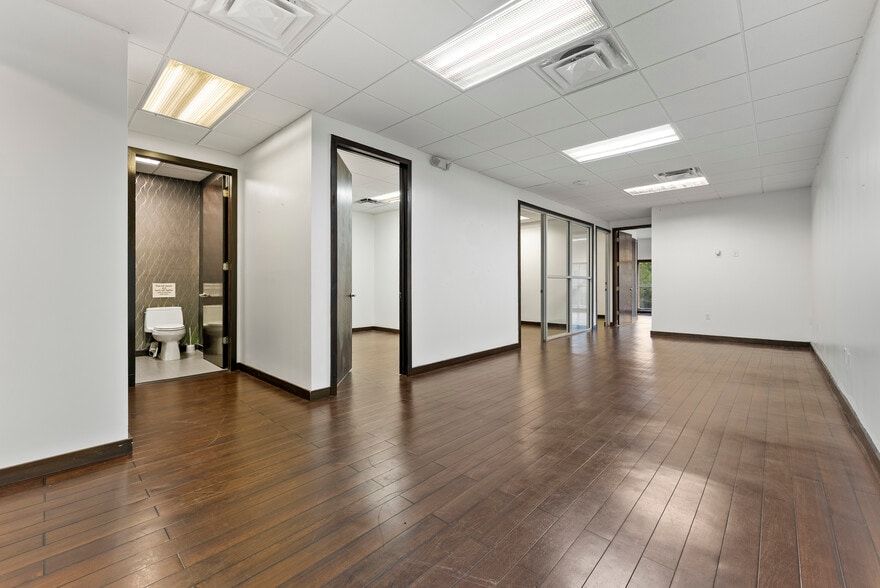 More Photos Of 20165-20199 NE 16th Pl, Miami Flex For Lease