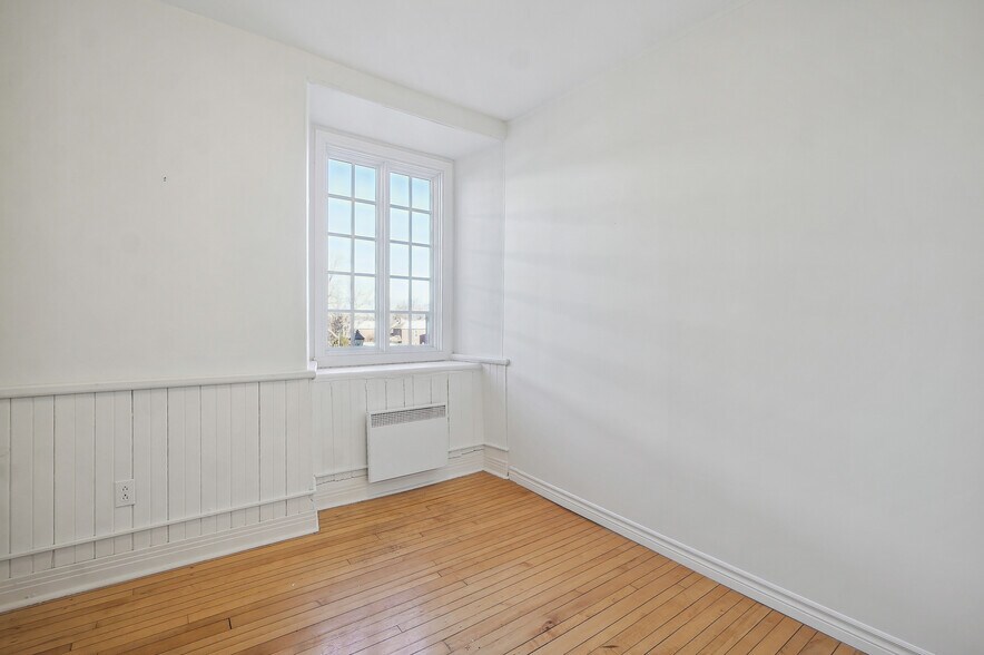 More Photos Of 32 Rue Saint-Charles, Longueuil Office For Lease