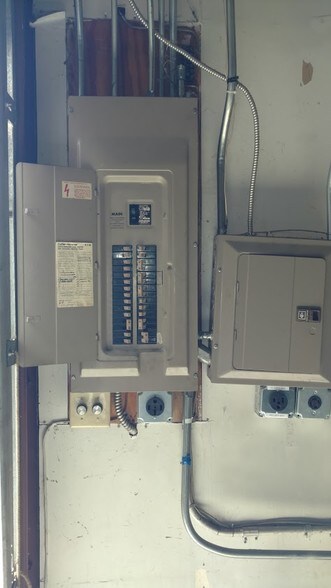 More Photos Of 400-460 Fame Rd, Dayton Light Distribution For Lease