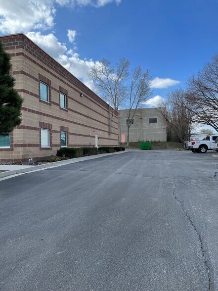 More Photos Of 461-489 W Parkland Dr, Sandy Warehouse For Lease