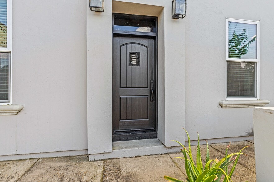 More Photos Of 30048 Yosemite Blvd, La Grange Bar For Sale