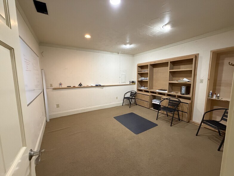 More Photos Of 1030 Canyon Bend Dr, Dripping Springs Light Distribution For Lease