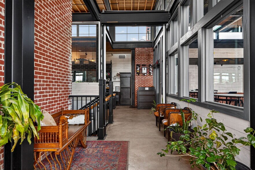 More Photos Of 153 S Main St, Boerne General Retail For Lease