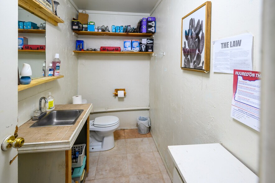 More Photos Of 109455 Highway 97 N, Chemult Hotel For Sale