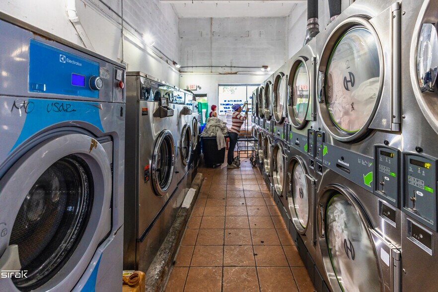 More Photos Of 900-950 NW 36th St, Miami Storefront Retail Office For Sale