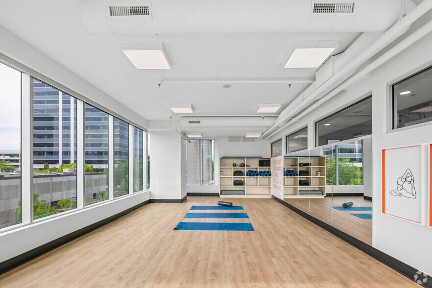 More Photos Of 1700 Dickson Av, Kelowna Unknown For Lease