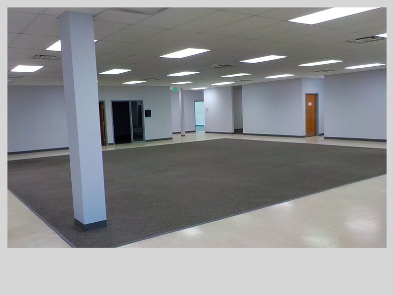 More Photos Of 452-562 Sable Blvd, Aurora Showroom For Sale