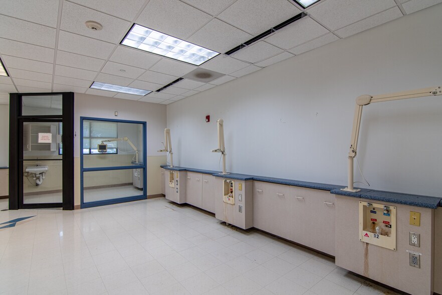 More Photos Of 201 W 5th St, Bonham Medical For Lease