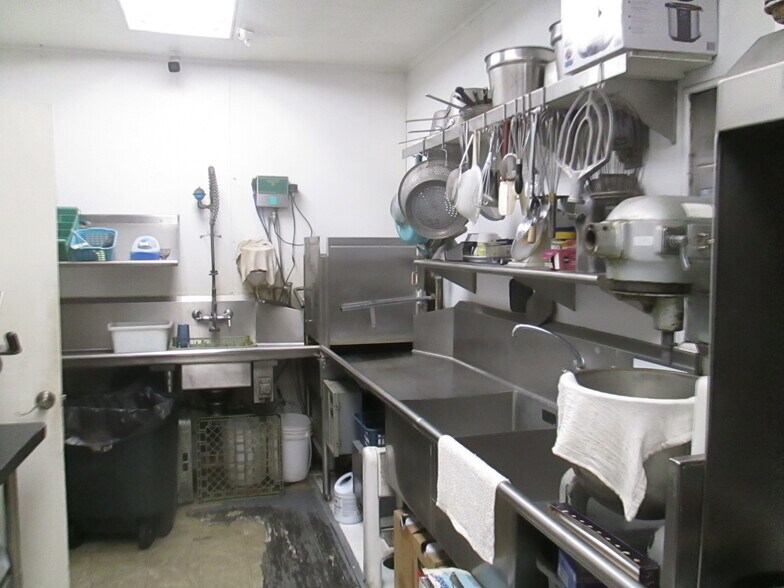 More Photos Of 117 N E St, Lakeview Specialty For Sale