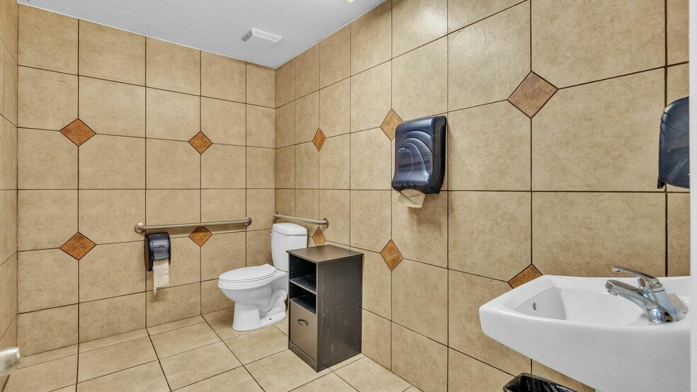 More Photos Of 415 E Main St, Bartow Office For Lease