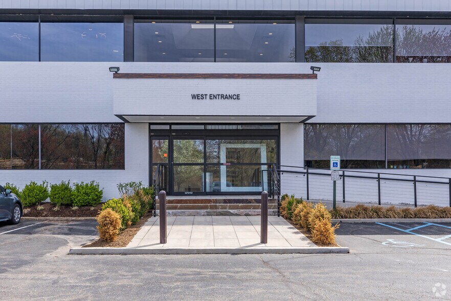 More Photos Of 160 Summit Ave, Montvale Medical For Lease