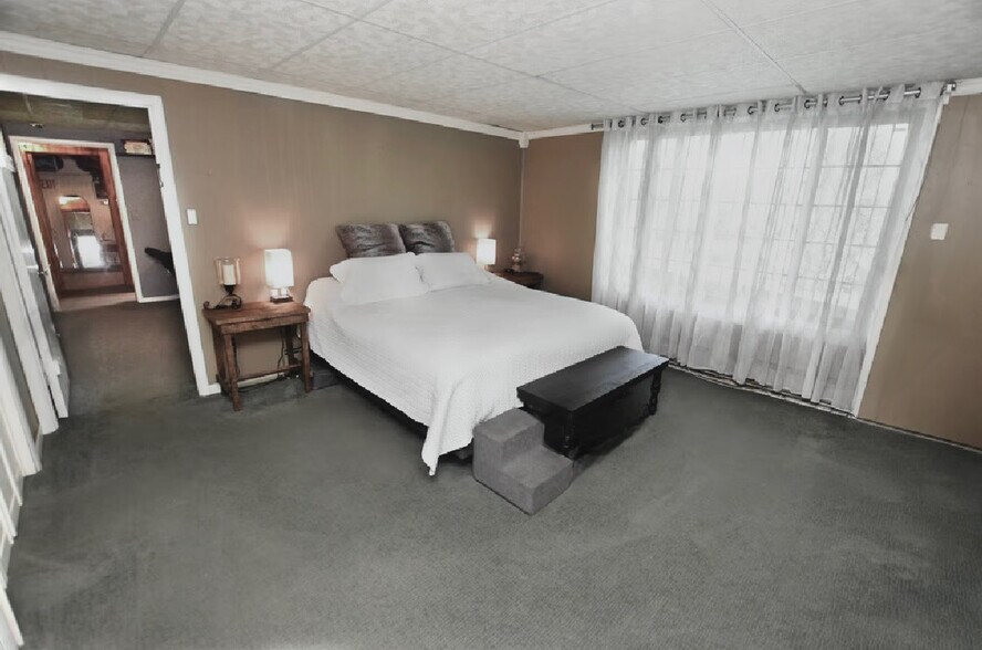 More Photos Of 4034-4036 Grand Blanc Rd, Swartz Creek Freestanding For Sale