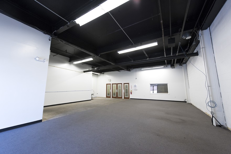 More Photos Of 122 Mill Rd, Oaks Warehouse For Lease