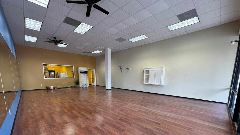 More Photos Of 12916 Malcomson Rd, Houston Storefront For Lease