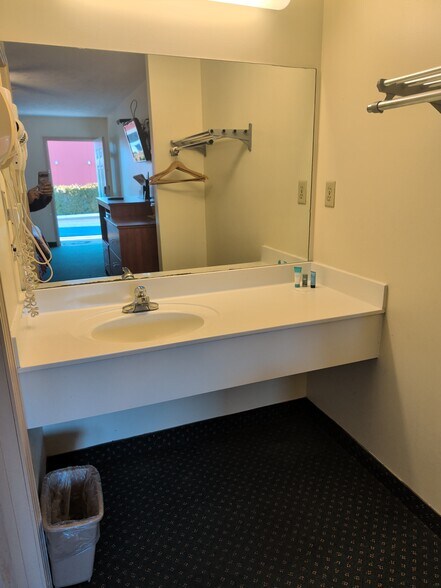 More Photos Of 2009 W Reelfoot Ave, Union City Hotel For Sale