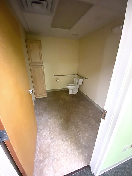 More Photos Of 109 Platinum Dr, Bridgeport Office For Lease