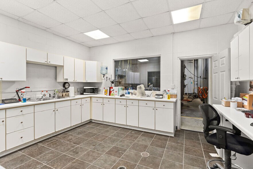More Photos Of 2000 Ashley Rd, Morris Manufacturing For Lease