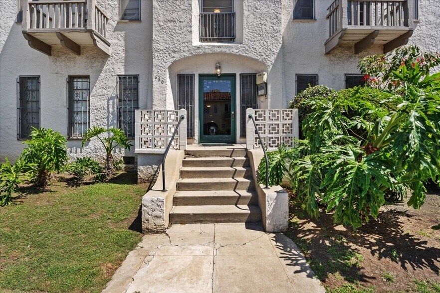More Photos Of 630 S Cochran Ave, Los Angeles Apartments For Sale