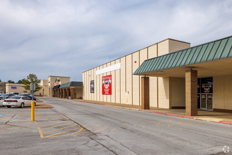More Photos Of 5111 Rogers Ave, Fort Smith General Retail For Lease