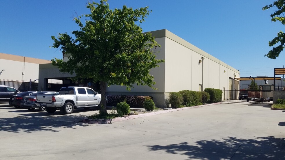 More Photos Of 900 W 10th St, Azusa Warehouse For Lease