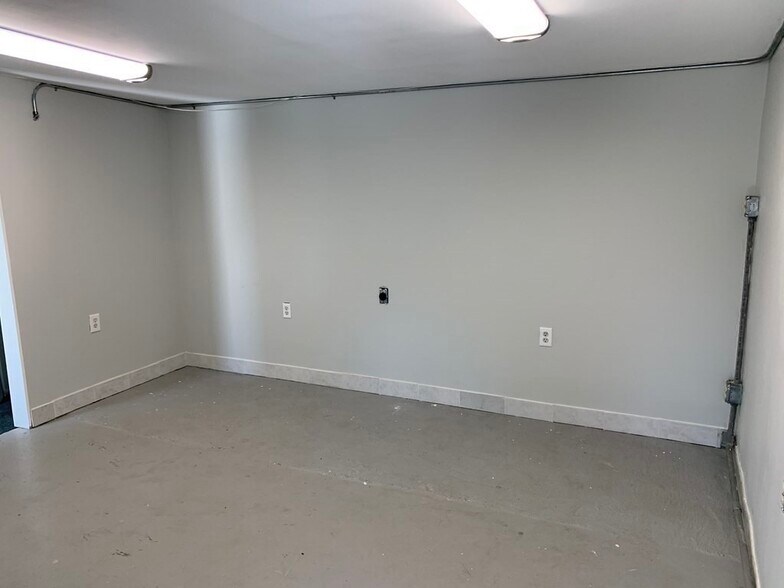 More Photos Of 165 Massachusetts Ave, Lunenburg Fast Food For Sale