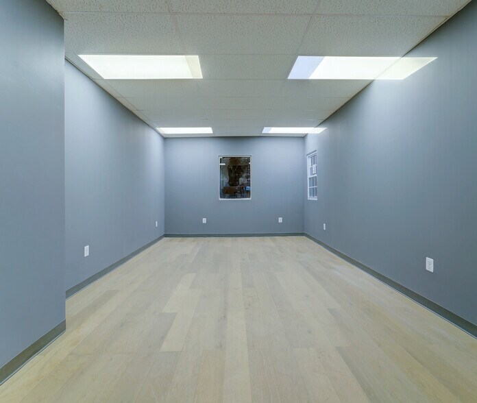 More Photos Of 110 McCauley Dr, Timberville Warehouse For Sale