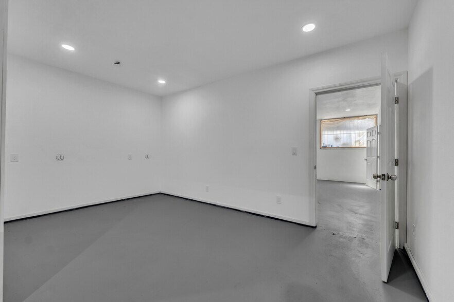 More Photos Of 1626-1640 Pine St, Oxnard Warehouse For Sale