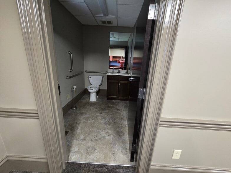 More Photos Of 2807 Sable Mill Rd, Jeffersonville Distribution For Lease