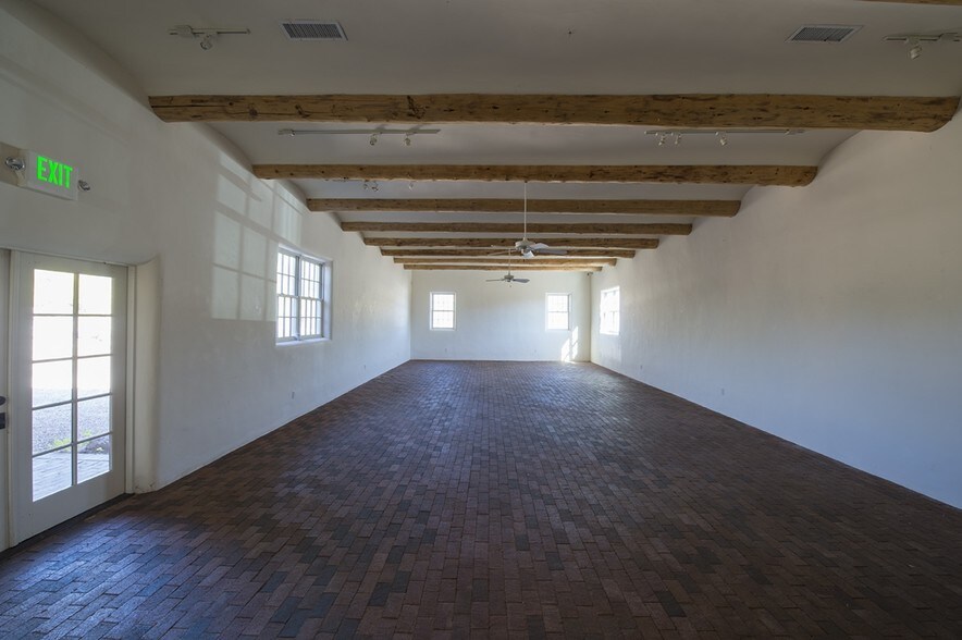 More Photos Of 5 Banana Ln, Santa Fe Freestanding For Lease