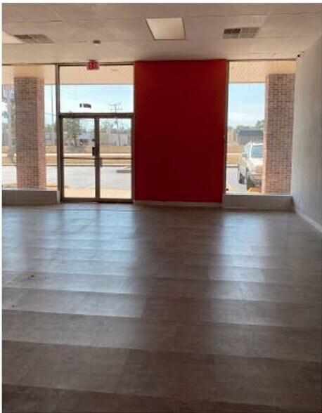 More Photos Of 140 W North Ave, Villa Park Department Store For Lease