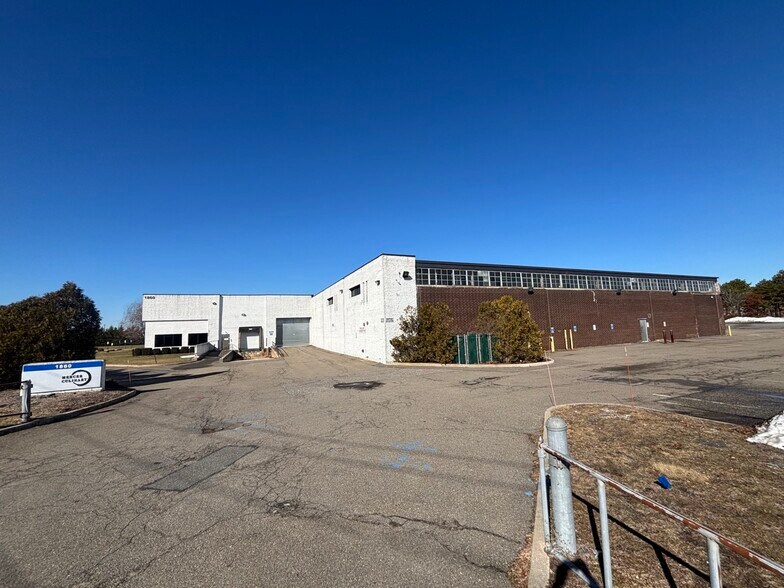 More Photos Of 1860 Smithtown Ave, Ronkonkoma Manufacturing For Sale