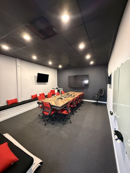 More Photos Of 300 W Joliet St, Ottawa Flex For Sale