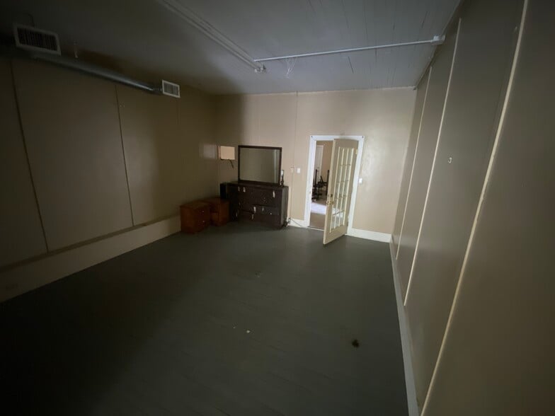 More Photos Of 121 S Henderson St, Rusk Restaurant For Sale