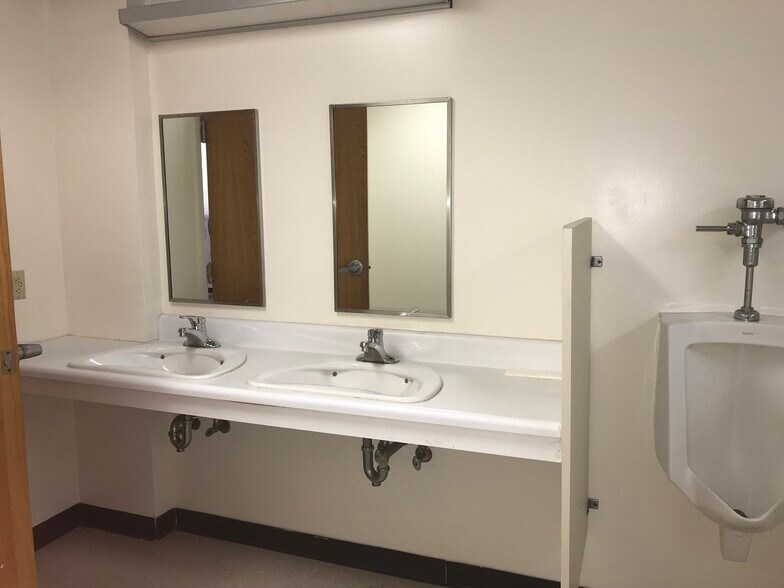 More Photos Of 1141 Cochran Hwy, Eastman Showroom For Sale