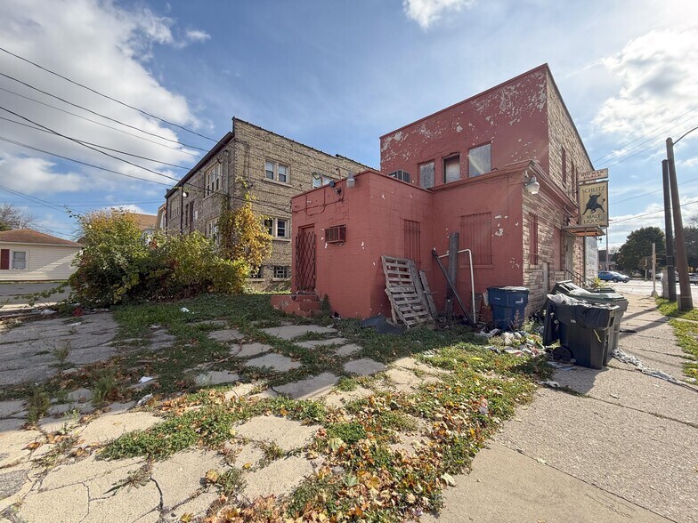 More Photos Of 1932 W Capitol Dr, Milwaukee General Retail For Sale