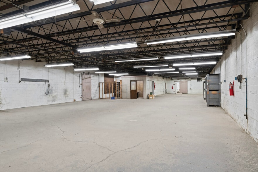 More Photos Of 2305 Branch Rd, Flint Manufacturing For Lease