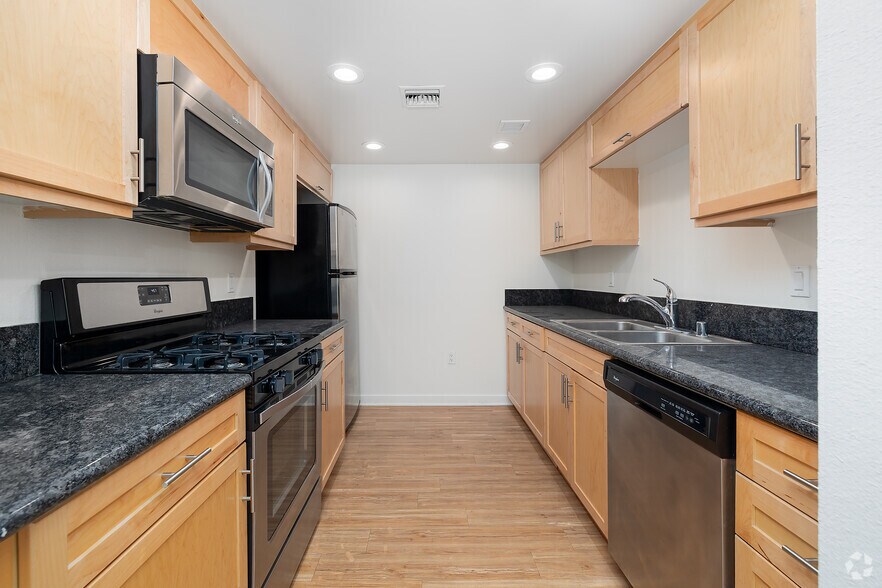 More Photos Of 214 Santa Monica Blvd, Santa Monica Apartments For Lease