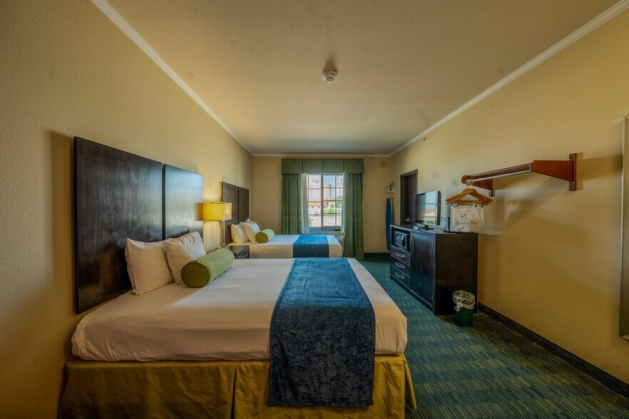 More Photos Of 1306 E Commerce St, San Antonio Hotel For Sale