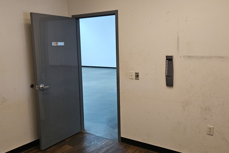 More Photos Of 1828 Ranger Hwy, Weatherford Showroom For Lease
