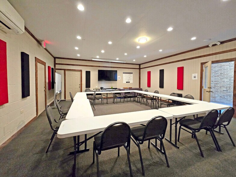 More Photos Of 1111 N Walnut Ave, New Braunfels Office For Lease